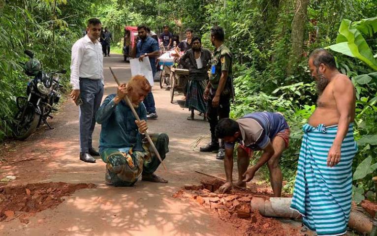 কালকিনিতে সরকারি খাল ভরাট,কার্যক্রম বন্ধ, ৪০,০০০ হাজার টাকা জরিমানা
