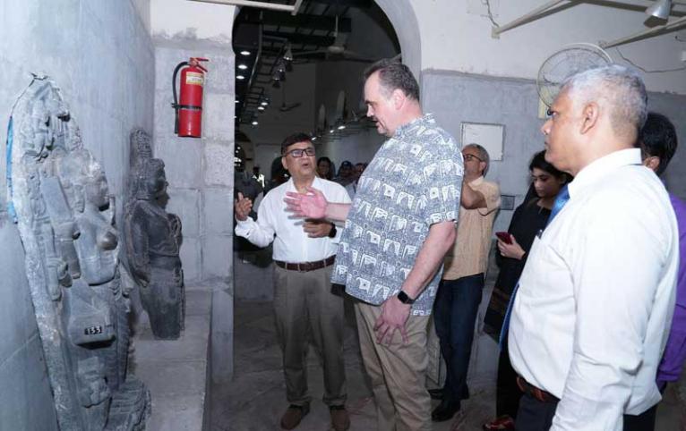 মার্কিন রাষ্ট্রদূতের রাজশাহীর বরেন্দ্র গবেষণা জাদুঘর পরিদর্শন