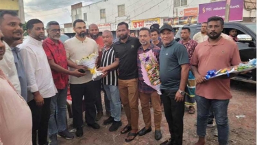 জাতীয় ফুটবল দলের গোলকিপার শেখ জিয়াউর রহমানের সঙ্গে যুব ও ক্রীড়া প্রতিমন্ত্রী