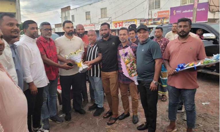 জাতীয় ফুটবল দলের গোলকিপার শেখ জিয়াউর রহমানের সঙ্গে যুব ও ক্রীড়া প্রতিমন্ত্রী