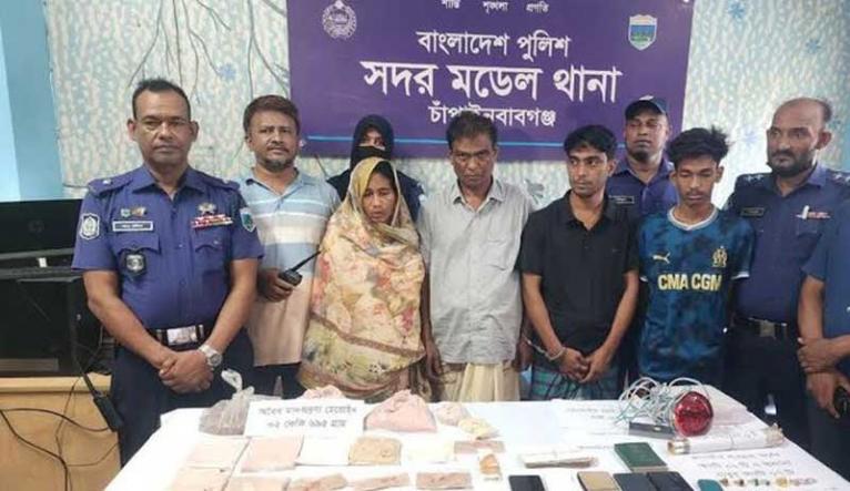 চাঁপাইনবাবগঞ্জে আড়াই কেজি হেরোইনসহ একই পরিবারের ৪ জন আটক