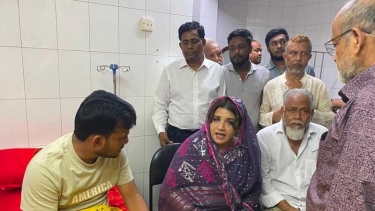 অসুস্থ চেয়ারম্যানকে হাসপাতালে দেখতে গেলেন পররাষ্ট্র প্রতিমন্ত্রী