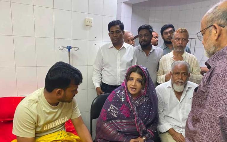 অসুস্থ চেয়ারম্যানকে হাসপাতালে দেখতে গেলেন পররাষ্ট্র প্রতিমন্ত্রী