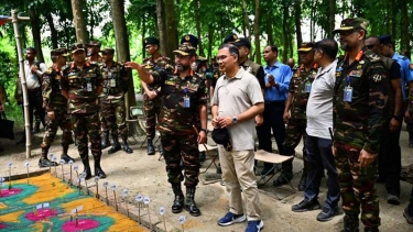 সেনাবাহিনীর গ্রীষ্মকালীন মহড়া আকস্মিক পরিদর্শনে প্রধানমন্ত্রী
