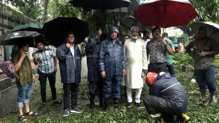 বৃষ্টির পানি সরাতে পাম্প চালু, মাঠে ডিএসসিসির কর্মীরা