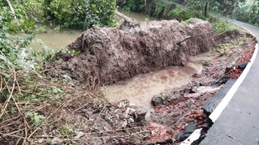 সদরপুরে ভারী বৃষ্টিতে পাকা সড়ক ধসে পুকুরে, চরম দুর্ভোগে এলাকাবাসী