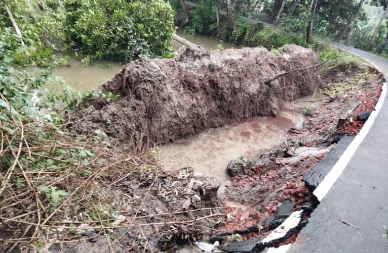 সদরপুরে ভারী বৃষ্টিতে পাকা সড়ক ধসে পুকুরে, চরম দুর্ভোগে এলাকাবাসী