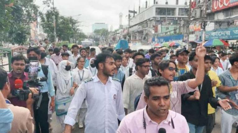 সচিবালয় অভিমুখে শিক্ষার্থীদের লংমার্চ