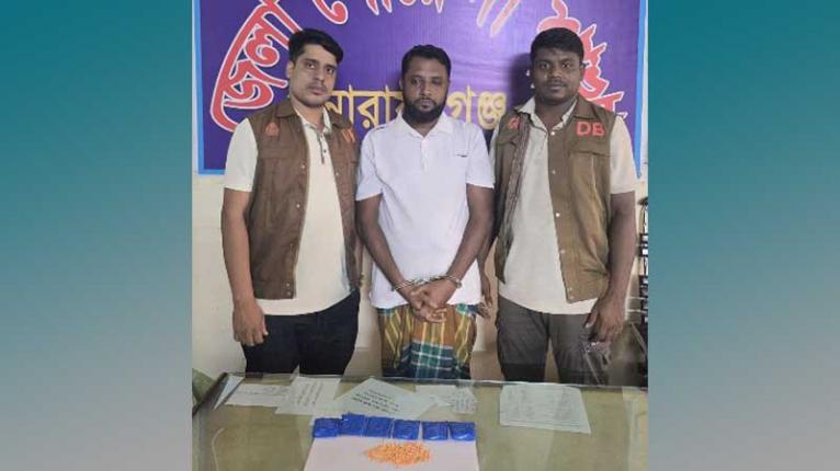 রূপগঞ্জে শীতলক্ষ্যা নদীর জাহাজ থেকে ১৩০০ পিস ইয়াবাসহ মাদক কারবারি গ্রেফতার