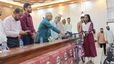 মধুখালীতে শিক্ষার্থীদের মাঝে বাইসাইকেল ও অসহায় নারীদের সেলাই মেশিন বিতরণ