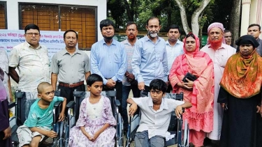 সরিষাবাড়ীতে বিশেষ চাহিদাসম্পন্ন শিশুদের মাঝে হুইলচেয়ার বিতরণ