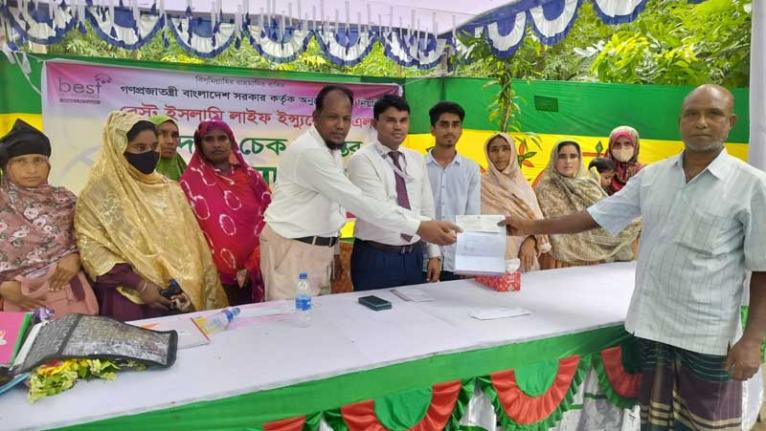 গ্রাহকের অকাল মৃত্যুতে পরিবারের পাশে বেস্ট ইসলামী লাইফ, চেক হস্তান্তর