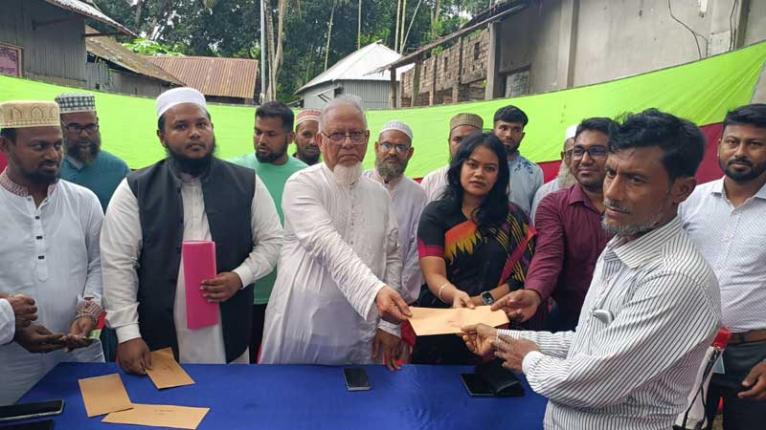 আলফাডাঙ্গায় অগ্নিকাণ্ডে ক্ষতিগ্রস্ত ব্যবসায়ীদের মাঝে অনুদানের চেক বিতরণ