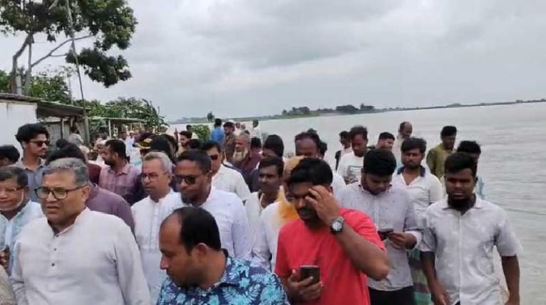 পদ্মা ওআড়িয়াল খাঁ নদের ভাঙ্গন কবলিত এলাকা পরিদর্শন করেন এমপি শহিদুল ইসলাম বাবুল