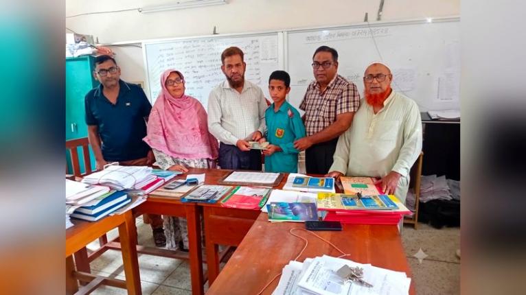 অভাবের কারণে বাদাম বিক্রি করা শিক্ষার্থী রবিউলের পাশে ধনাঢ্য ব্যক্তি,বিদ্যালয়ে অর্থ সহায়তা প্রদান