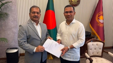 প্রধানমন্ত্রীর হাতে যোগদানপত্র তুলে দিলেন জহির উদ্দিন স্বপন
