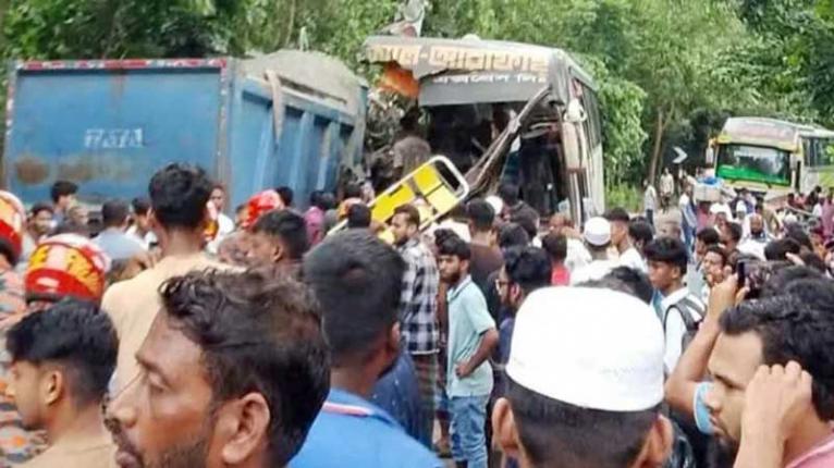 চাঁদপুরে বাস-ট্রাক মুখোমুখি সংঘর্ষে নিহত ৩