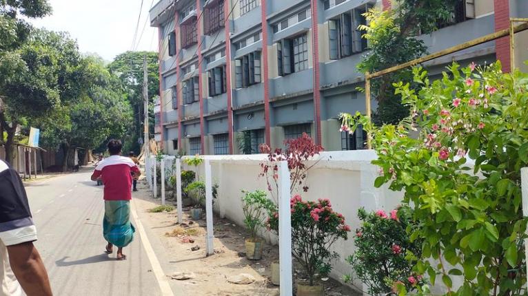 সদরপুরে পত্রিকায় সংবাদ প্রকাশের পর পাল্টে গেল স্কুলের বাউন্ডারীর চিত্র