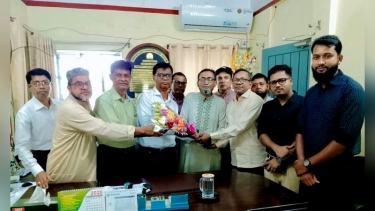 ফুলের সুবাসে নতুন অধ্যায়, আলফাডাঙ্গা সরকারি কলেজে নতুন অধ্যক্ষকে ঘিরে প্রত্যাশার আলো