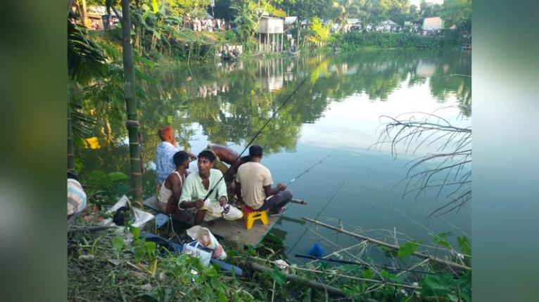 সরিষাবাড়ীতে টিকিট কেটে মাছ ধরার ধুম, ১৩ হাজার ৫’শ টাকায় তিন বড়শি।