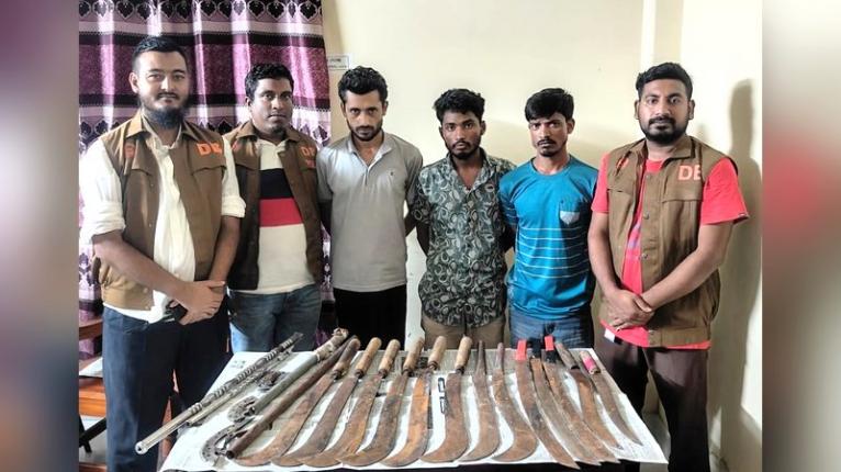 ফতুল্লায় দেশীয় অস্ত্রসহ মিলন-সাজিদ গ্রুপের ৩ ডাকাত গ্রেফতার