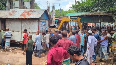 মুন্সীগঞ্জ লঞ্চঘাটে বিআইডব্লিউটিএ-এর অভিযান: গুঁড়িয়ে দেওয়া হলো অবৈধ স্থাপনা