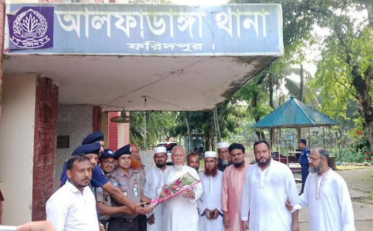 আলফাডাঙ্গা থানায় এমপি ইলিয়াস মোল্লার মতবিনিময়, জননিরাপত্তায় সর্বোচ্চ গুরুত্ব দেওয়ার আহ্বান