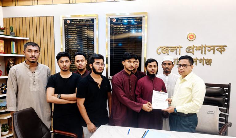 ১৩ দফা দাবিতে জেলা প্রশাসককে ইসলামী ছাত্র মজলিসের স্মারকলিপি