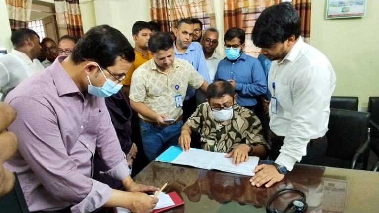সদরপুর উপজেলা স্বাস্থ্য কমপ্লেক্স পরিদর্শন করেন স্বাস্থ্যমন্ত্রী