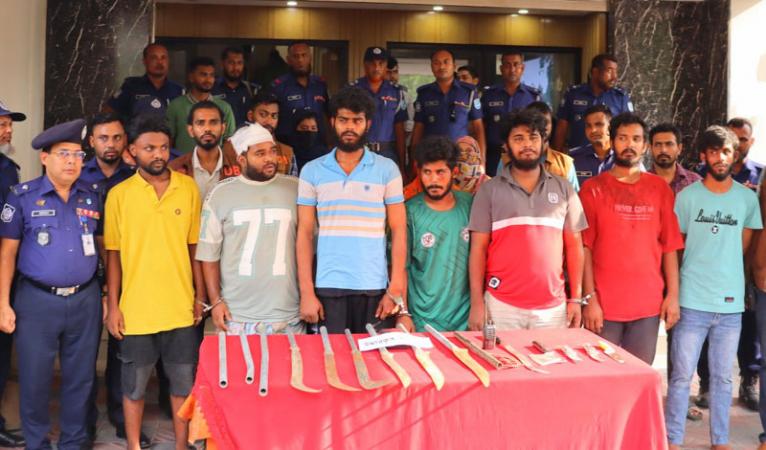 বন্দর বুলবুল হত্যাকাণ্ড: এসপির কঠোর পদক্ষেপে অস্ত্রসহ ১১ আসামি গ্রেপ্তার