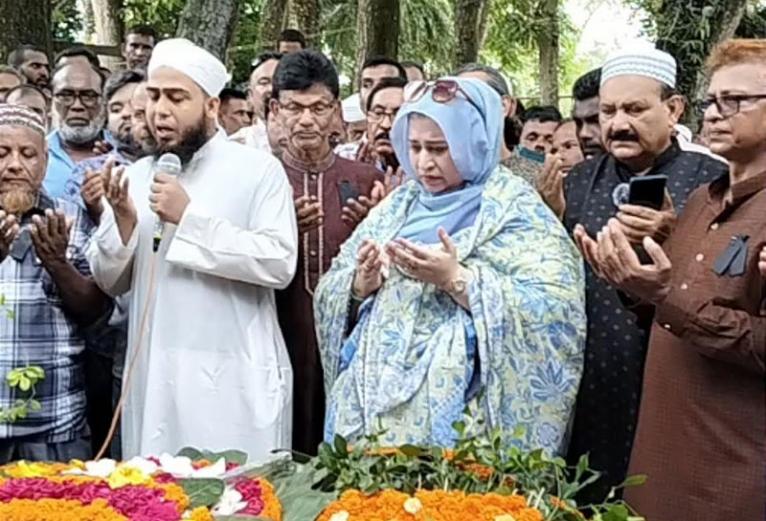 শ্রদ্ধায় স্মরিত সালাম তালুকদার, সমাধিস্থলের বেহাল দশায় ক্ষুব্ধ অনুরাগীরা