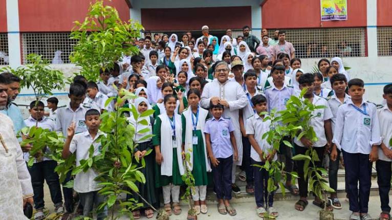 ফরিদপর জেলার ভাঙ্গা উপজেলার আজিমনগর ইউনিয়নের হাজী আব্দুল মজিদ একাডেমী মাঠ প্রাঙ্গনে সৎসঙ্গের উদ্যোগে বৃক্ষ ফলজ চারা বিতরণ