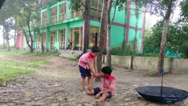২৯ বছরেও হয়নি রাস্তা, কাদা-পানি পেরিয়ে স্কুলে শিক্ষার্থীরা