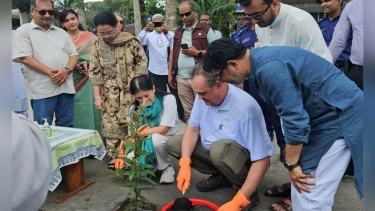 তথ্যমন্ত্রীর গ্রামের বাড়িতে ইলিশ ও রসমালাইয়ের স্বাদে মুগ্ধ মার্কিন রাষ্ট্রদূত