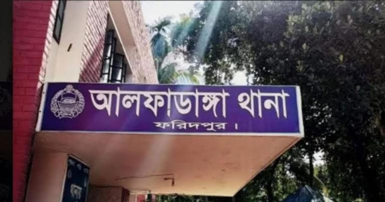 সালিশে বাইরের লোক, এরপরই একঘরে ভুক্তভোগী পরিবারের থানায় অভিযোগ