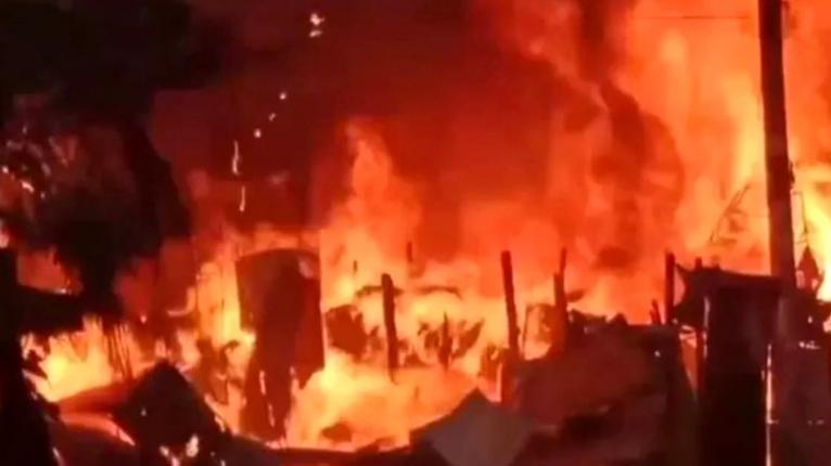নারায়ণগঞ্জে ইজিবাইক গ্যারেজে আগুন, ছড়িয়ে পড়ল ঝুটের গোডাউনেও