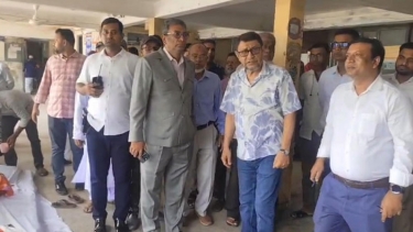 হাইমচর উপজেলা স্বাস্থ্য কমপ্লেক্সে আকস্মিক পরিদর্শনে গিয়ে স্বাস্থ্যমন্ত্রীর অসন্তোষ