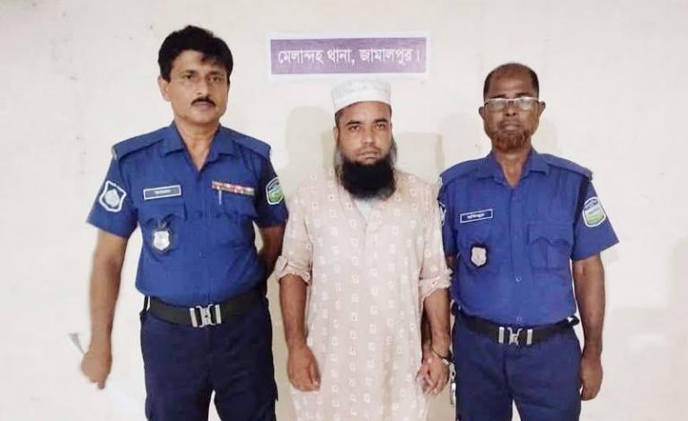 প্রবাসীর স্ত্রীর গোসলের ভিডিও ধারণ, মেলান্দহে যুবক গ্রেফতার