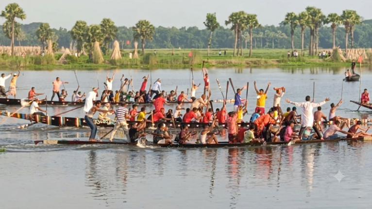 সালথায় ঐতিহ্যবাহী নৌকা বাইচ, আষাঢ়ের বিল ঘিরে উৎসবের আমেজ