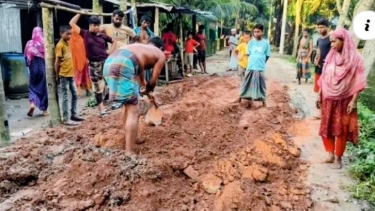 নিজ খরচে কাদা সড়ক সংস্কার করলেন প্যানেল চেয়ারম্যান আনিছ