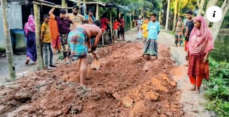 নিজ খরচে কাদা সড়ক সংস্কার করলেন প্যানেল চেয়ারম্যান আনিছ