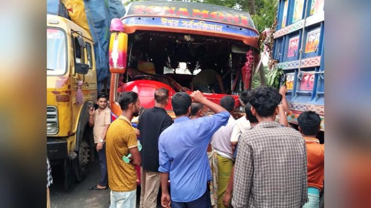 নগরকান্দায় বাস-ট্রাক সংঘর্ষ, আহত ২০