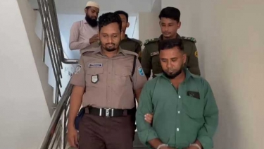 ফরিদপুর নির্বাচন কমিশন কার্যালয়ে দালাল আটক