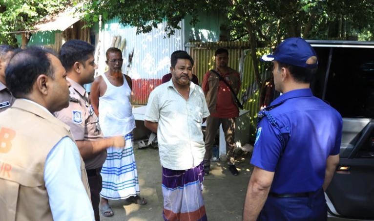 বড় মাধবপুরে ডাকাতির ঘটনাস্থল পরিদর্শনে ফরিদপুরের পুলিশ সুপার