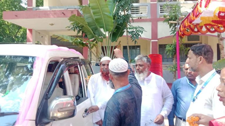 আলফাডাঙ্গায় ফুলে সাজানো গাড়িতে স্কুল শিক্ষকের রাজকীয় বিদায়