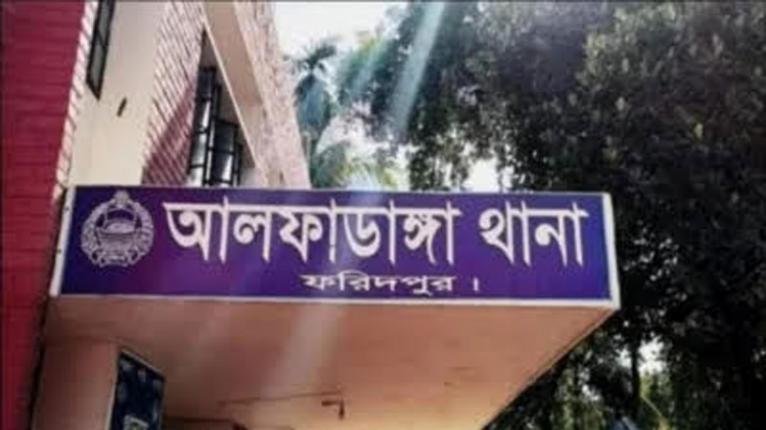 গণধর্ষণের তথ্য মেলেনি! আলফাডাঙ্গায় প্রেমের সম্পর্কের জেরে বাড়ি ছাড়ল মাদ্রাসাছাত্রী