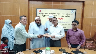 ফরিদপুরে সড়ক দুর্ঘটনায় নিহত-আহতদের পরিবারের সদস্যদের মধ্যে বিআরটিএর চেক বিতরণ