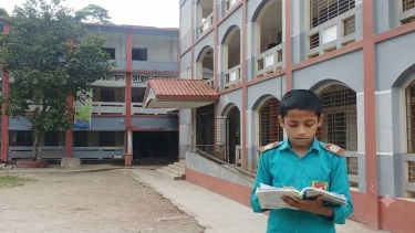 কালকিনিতে দরিদ্র মেধাবী শিক্ষার্থী রবিউলের পাশে কাতার প্রবাসী সমাজসেবক অমল বাড়ৈ