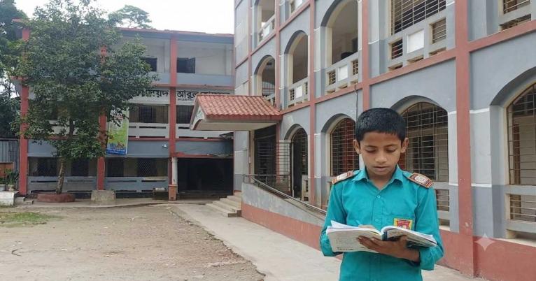 কালকিনিতে দরিদ্র মেধাবী শিক্ষার্থী রবিউলের পাশে কাতার প্রবাসী সমাজসেবক অমল বাড়ৈ