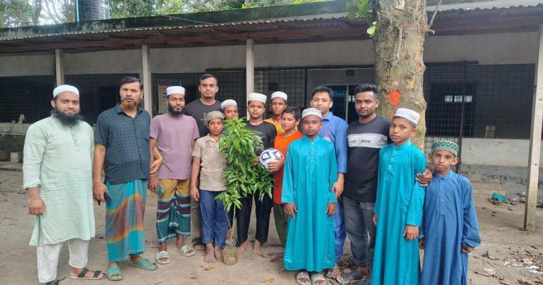 মধুখালীতে আন নাসর-এর উদ্যোগে এতিমখানা ও মাদ্রাসায় চারা গাছ ও ফুটবল বিতরণ